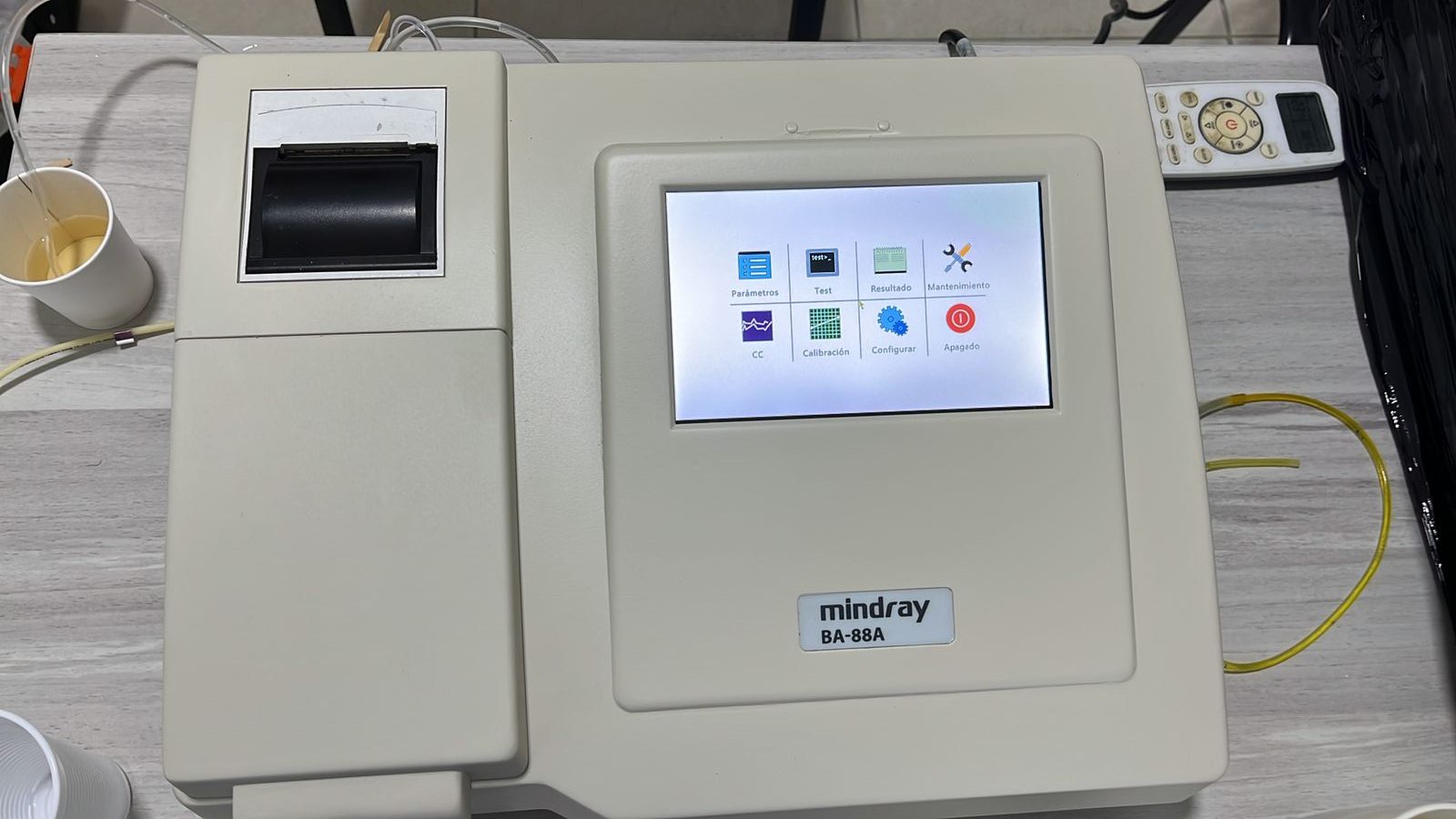 Analizador de química clínica Mindray BA-88A encendido tras servicio de mantenimiento