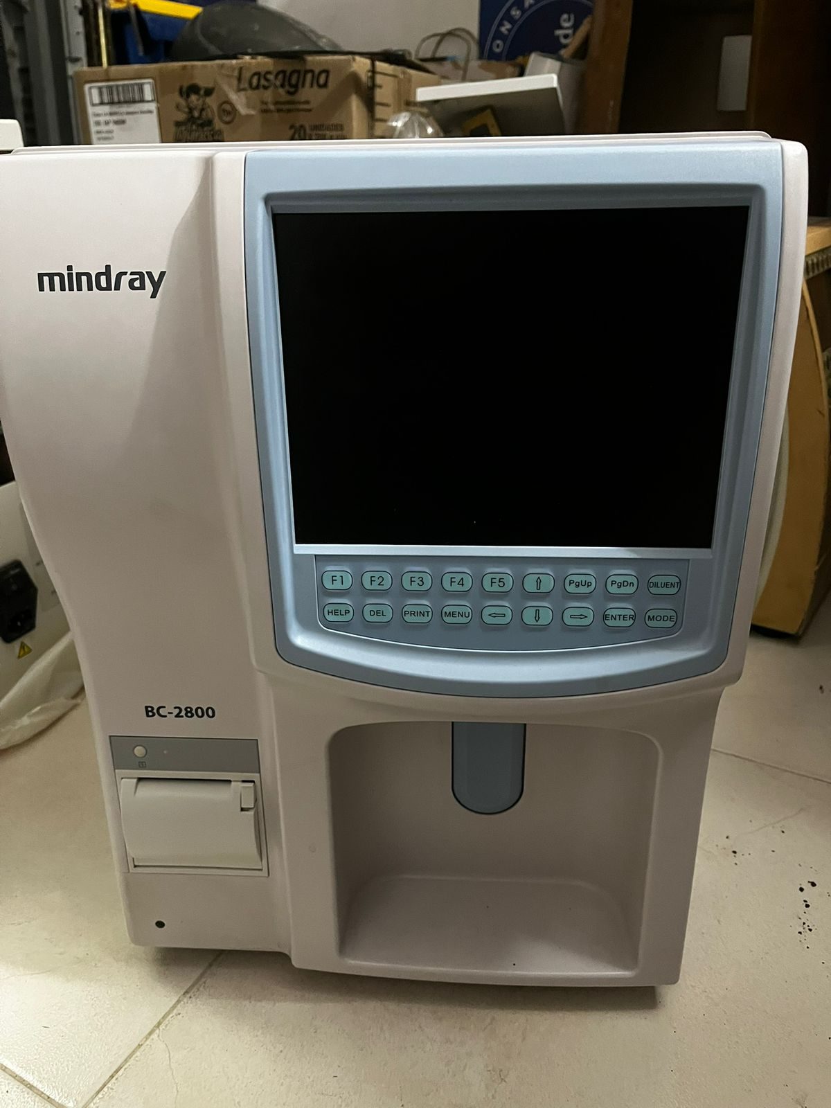 Analizador de hematología Mindray BC-2800 en el taller tras correctivo de bomba y válvula