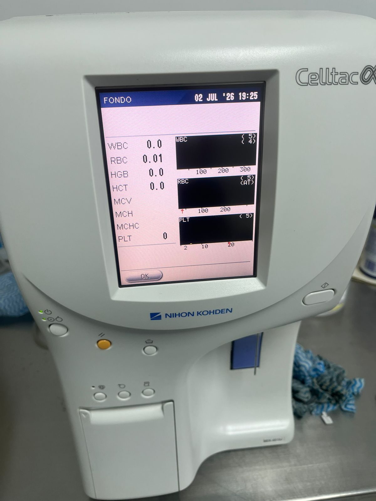 Analizador de hematología Nihon Kohden Celltac Alpha verificando fondo en cero